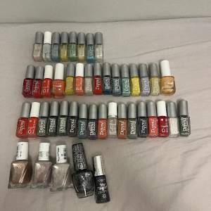 45 st nagellack, vissa helt nya vissa använda. 40st nagellack från Depend. 3 från essie, 1 från NAIL LACQUER, 1 från loreal Paris. Säljer allt för 45kr så 1kr per nagellack. 