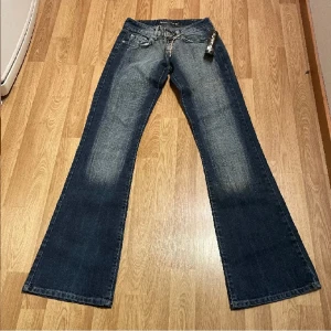 Jeans  - Jättefina jeans köpta på Plick men tyvärr inte passade mig, (ägarens bilder) innebenslängd: 88cm! Midja rakt över: 32cm! Lågmidjade bootcut jeans med så vackra special fickor. Lapparna finns kvar!!!💘💘skriv om ni har några frågor elr egna bilder