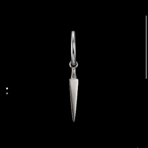 MARIA NILSDOTTER - Säljer detta poison örhänget ifrån Maria Nilsdotter, box ingår. Nypris 2250kr men säljer för 1250, priset kan diskuteras💕