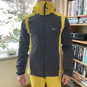 J. Lindeberg skidställ - Ett snyggt fodrat skidställ från J.Lindeberg. Använd ett fåtal gånger och är i väldigt bra skick. Storlek Small herrstorlek på både jacka och byxa