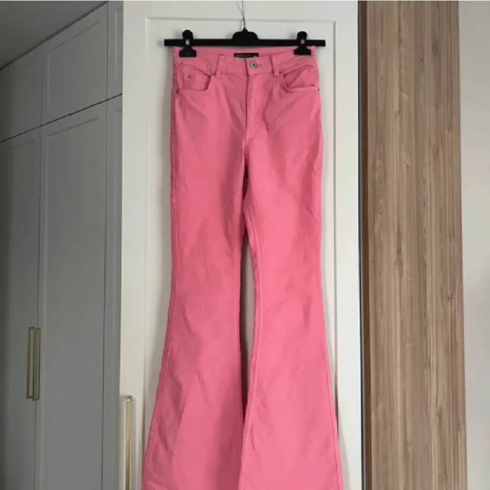Otroligt fina rosa jeans i bra skick!! Köpta second hand⭐️. Jeans & Byxor.