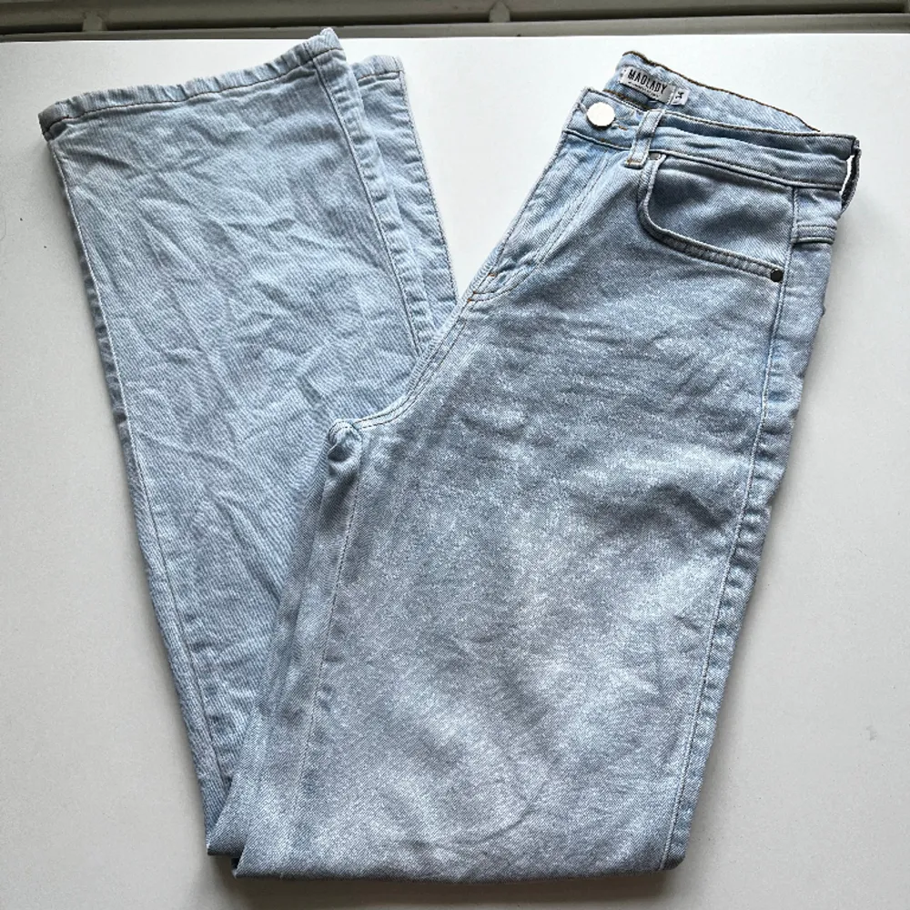 Ljusblå vida jeans ”Rory” från Madlady.  Storlek EU34, passar typ XS. Längden är Regular, 32.  Kostar 649 kr i nypris. (Liten ljus fläck nere vid benet på baksidan, men syns knappt, visas på sista bilden). Jeans & Byxor.