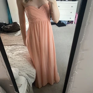 Balklänning - Superfin bal/fin klänning  Lång rosa klänning i strl 34  Av och påtagbara ”snören”  Jag är 165cm och den är perfekt på mig  Använd en gång och i fint skick  Mitt pris 200kr