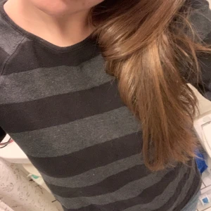 Randig tröja - Randig tröja i storlek medium 