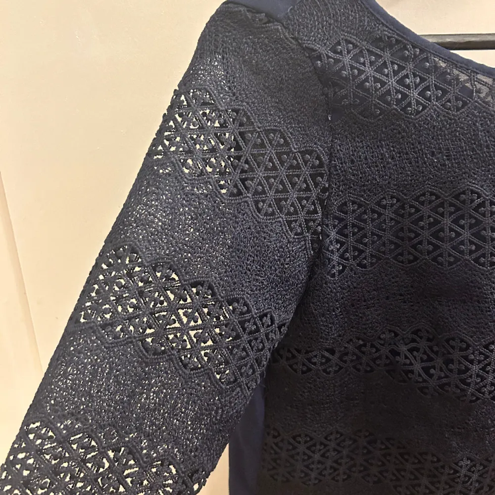 Säljer denna marinblåa tröja i storlek 36 då den sitter förtajt på mig💗. Tröjor & Koftor.