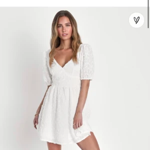 Vit studentklänning  - Säljer min studentklänning i storlek S nypris låg på va 1100kr 