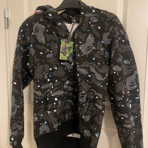 Bape hoddie - Helt ny oanvänd bape hoddie, etiketten sitter kvar. Storlek S. Nypris 5499kr men säljer för 2500kr men pris kan diskuteras vid snabbköp 💕