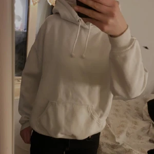 Hoodie  - Vit bikbok hoodie sällan använd och utan defekter🩷storlek xs men overzised