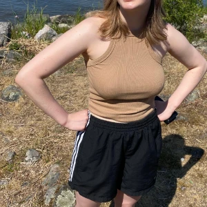 Brunt/ beige linne - Superfint linne som passar till allt, passar mig som har storlek s men passar även större och mindre, frakt ingår inte 👩‍🎤