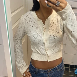 Vit kofta från zara🥰 - Kofta med detaljer, är i bra skick🥰 Köp gärna via köp nu💕 Skriv om du har frågor eller för fler bilder💕