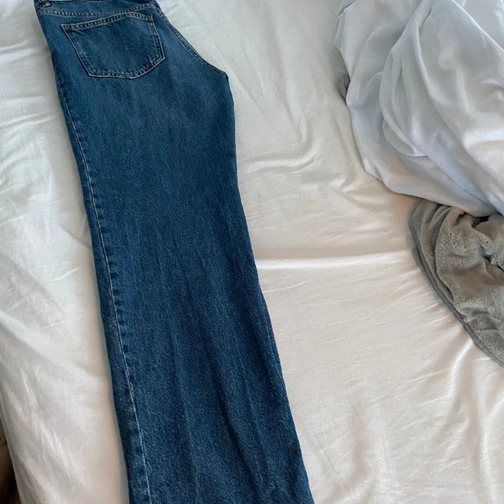 Säljer mina Low Waist jeans från Gina Tricot för att dom inte kommer till användning längre💕 dom sitter lite overszized på mig.. Jeans & Byxor.