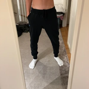 Nike tränings/mjukisbyxor - Det är en svart nike tränings/mjukisbyxa med storleken M