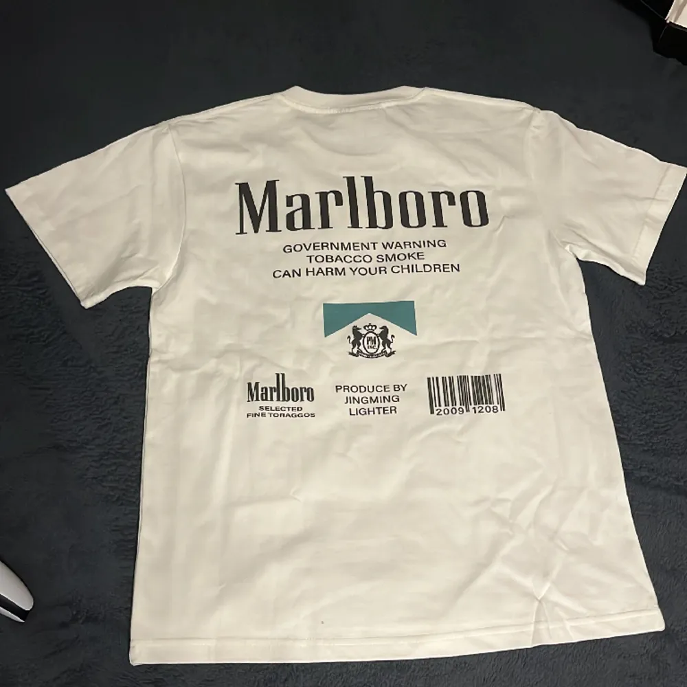 Marlboro T-Shirt i vit, oanvänd. T-shirts.