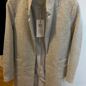 Vår/höst kappa oanvänd  - Helt ny höst/vår kappa i storlek XS  