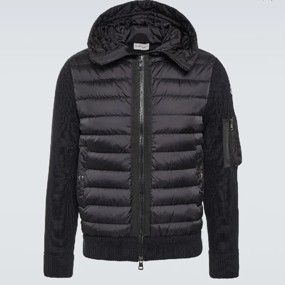 Säljer min Moncler cardigan svarta jacka. För bilder på den eller mer info skriv gärna. Obs priset är inte hugget i sten!!!! Såklart äkta kvitto finns. Byten kan göras beroende på vad de är!!. Jackor.