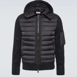 Säljer min Moncler cardigan svarta jacka. För bilder på den eller mer info skriv gärna. Obs priset är inte hugget i sten!!!! Såklart äkta kvitto finns. Byten kan göras beroende på vad de är!!