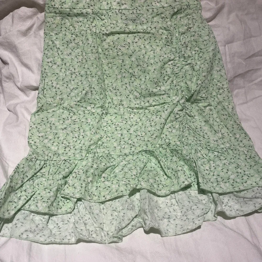 Grön knälång kjol från Gina Tricot i storlek XS. Använd en gång.. Kjolar.