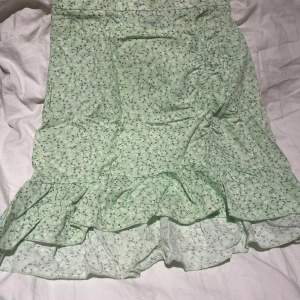 Grön knälång kjol från Gina Tricot i storlek XS. Använd en gång.