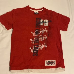 Tröja med tryck/text - Bra skick säljer pågrund av att gillar inte hur färgen ser ut på mig passar bra oversize Storlek beror på hur du vill att den ska passa