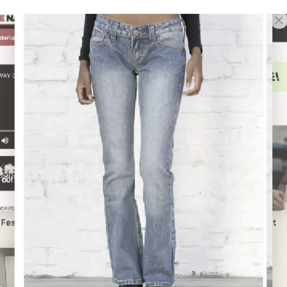 säljer dessa snygga lågmidjade jeans med liten slits nertill från brandy melville💕💕💕. Jeans & Byxor.