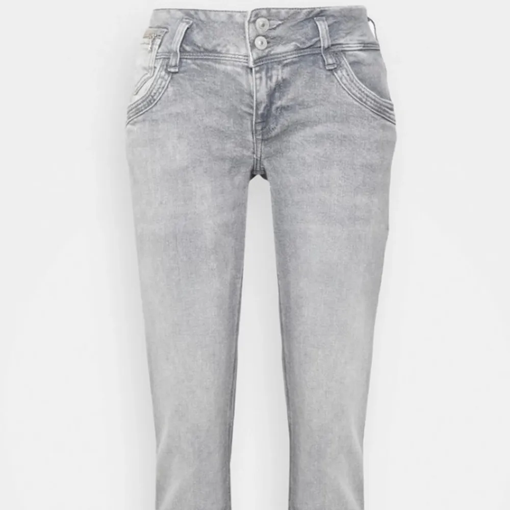 Säljer mina jeans för har tyvär växt ur dom 🩷. Jeans & Byxor.