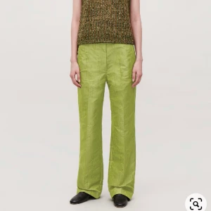 Byxor - COS - Världens snyggaste gröna byxor från Cos som tyvärr är för små för mig! Använda 1-2 ggr! De är i storlek 38 och raka i passformen (bild från COS). Nypris runt 1000kr!