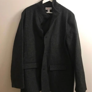 Rock/kappa - Helt svart ull rock/kappa Oanvänd 10/10 i skick Några funderingar eller frågar? Tveka inte att skicka PM!