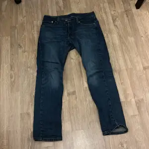 Levis 511 ganska lika anbass i passformen använda lite men dom är i mycket bra skick inga defekter eller liknade!