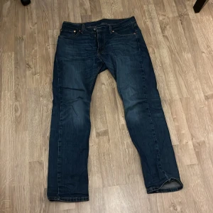 Levis jeans 511 - Levis 511 ganska lika anbass i passformen använda lite men dom är i mycket bra skick inga defekter eller liknade!