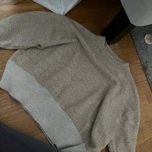 Stickad tröja  - Varm stickad tröja 