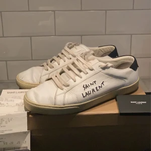 Saint Laurent skor  - Säljer nu mina Saint Laurent i storlek 43,5 som har en del slit men mycket kvar att ge! Kvitto, certifikat samt dustbag finns ☺️ utöver lite heeldrag och slitna skosnören skulle jag vilja säga att de är i gott skick. Kom gärna privat för fler bilder 🤝