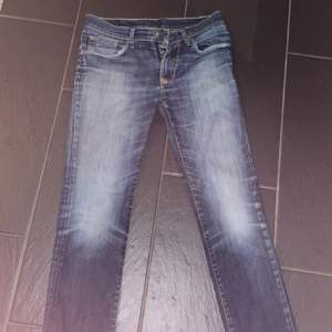 säljer dessa tvär feta Hilfiger slim jeans då de är för små för mig, ser att skuggan gjorde de konstiga på bilden på baksidan men de är helt perfekt skick⭐️ hör av er vid frågor! Org. Pris 1400kr