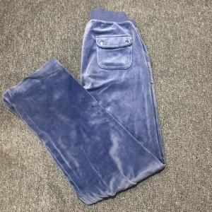 Blå gråa Juicybyxor - Juicy byxor i färgen Grey Blue Stl xs. Använda få gånger inga tecken på användning. Uppsydda ca 1-2 cm men är inget som syns. Passar alla mellan 155-165 skulle jag säga.💞( Nypris 1200)