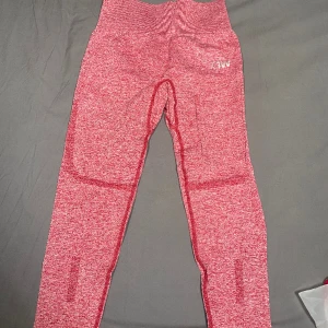 Träningsbyxor  - Träningsbyxor från ICIW. Aldrig använda med prislapp på. Rosa färg. Säljer även bhn till den så titta gärna in det. Vid frågor eller fler bilder skriv gärna 