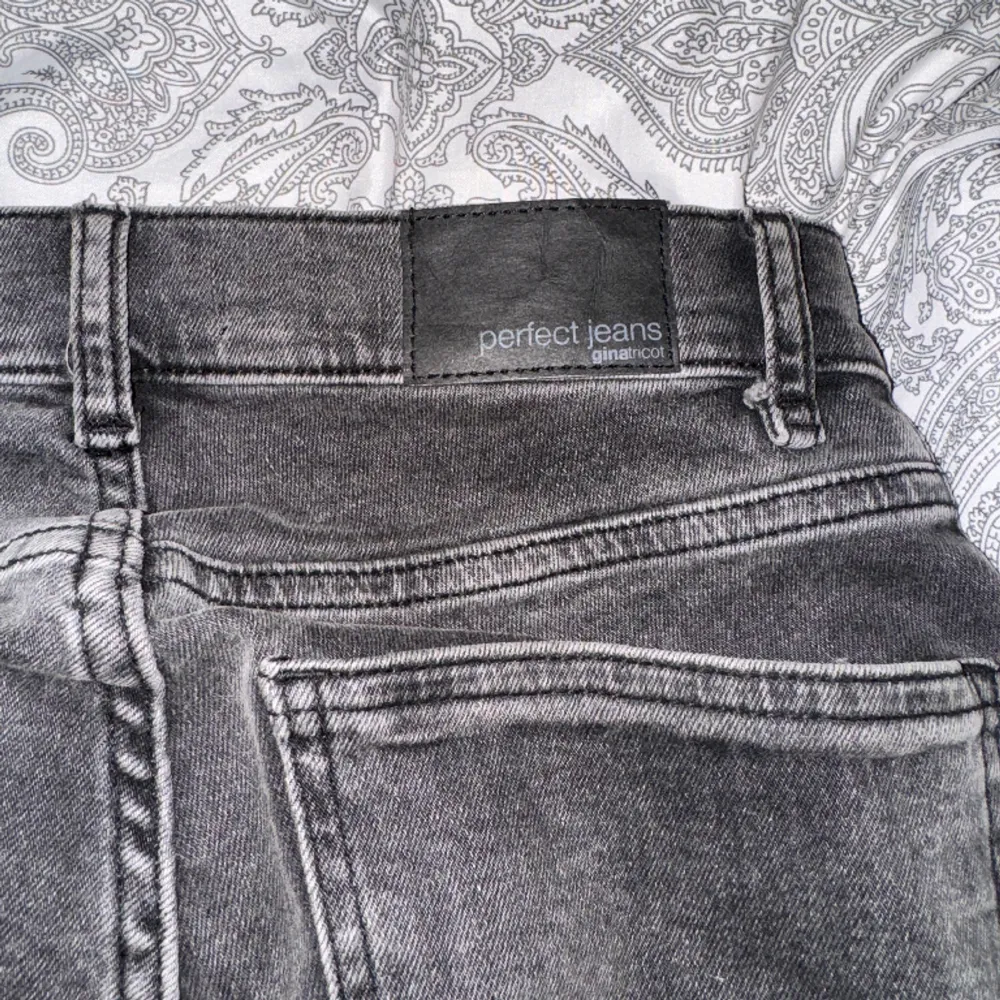 Jeans från Ginatricot i mörkgrå, kommer inte till användning . Jeans & Byxor.