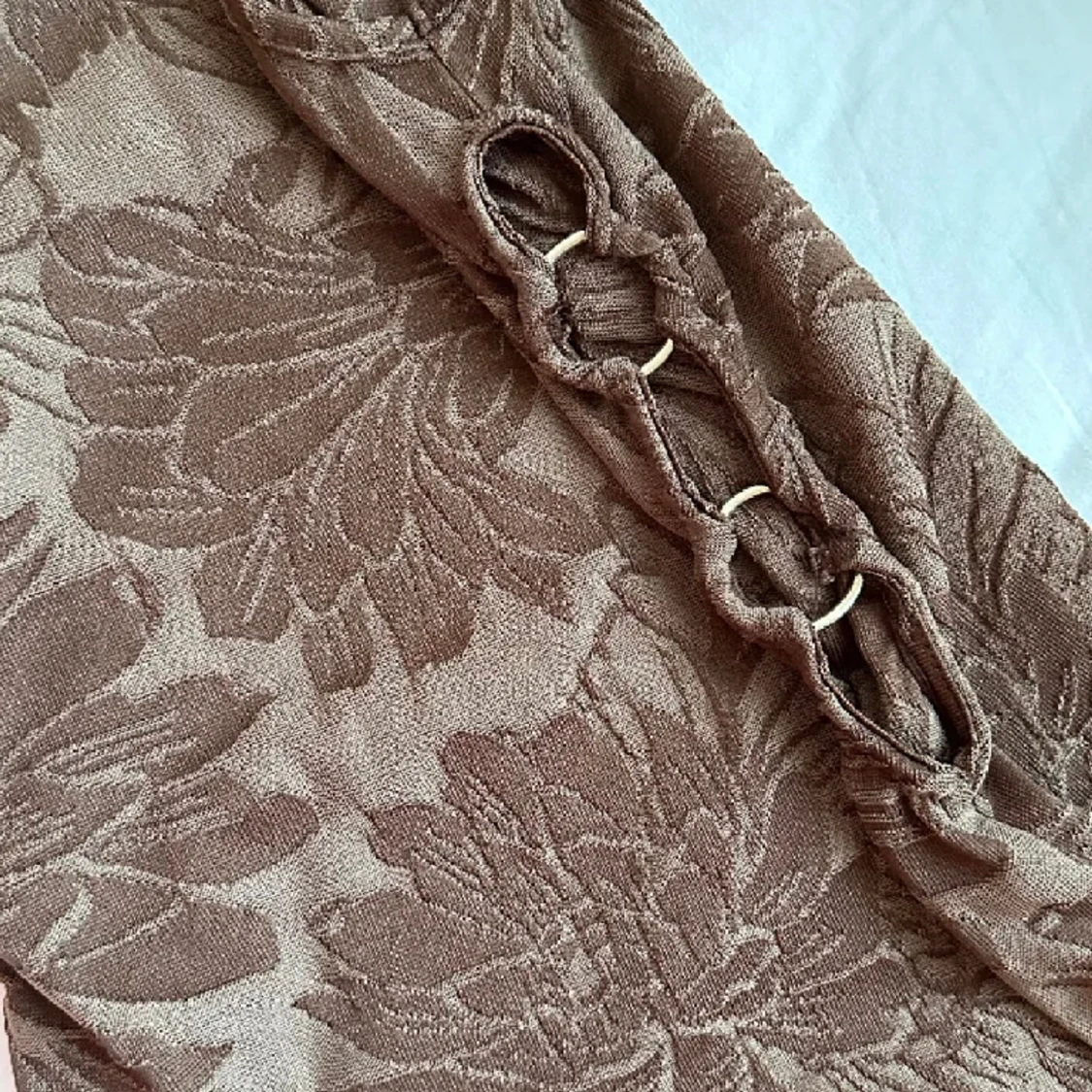 brun blommig klänning  - 90