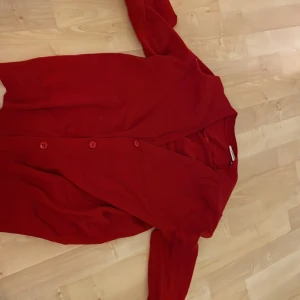 Fin röd kofta  - Fin röd kofta som är perfekt till många linnen, inkl de i min profil. I M men passar xs, s och m men även större tror jag