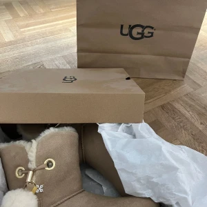 Beige/vita Uggs  - Jätte fina oanvända Uggs, köpta i USA limited edition för 3500kr 💞( har kartong och allt kvar)😇Några små svarta fläckar där bak men de är inget man tänker på💗Använd köp nu!