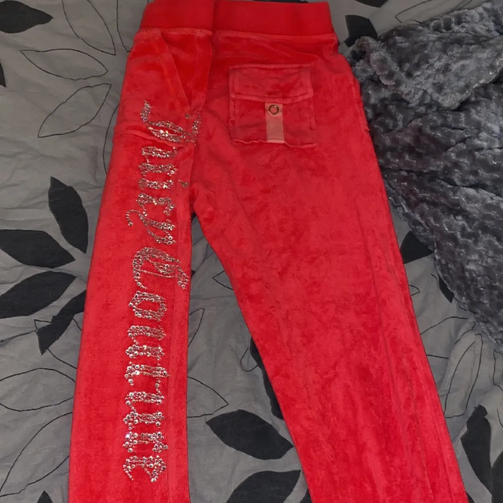 Ett rött Juicy couture set med loggan på vänstra benet och ryggen på koftan. Både koftan och byxorna är i storleken Large men dom passar S också.. Jeans & Byxor.