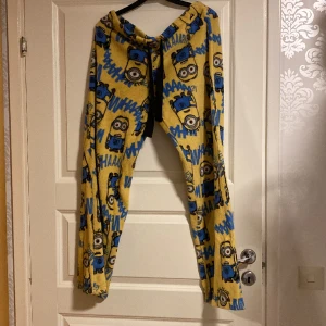 Minion fleece byxor - Här snackar vi perfektion, något slitna, skriv så skickar jag bild på ”defekterna”💛