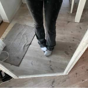 Jätte snygga lågmidjade gråa jeans i storlek M. Man mötas i Sthlm 