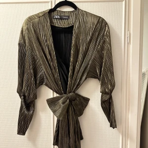 Omlott blus  - Omlott blus med stor rosett  Storlek Xs dock stor i storlek! 