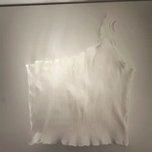 Vit top - Använd 2 gånger max. One shoulder top