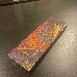 Urban decay ögonskuggspalett - Säljer min Urban Decay ”Wild West” ögonskuggspalett då den inte kommer till användning! I princip helt ny, endast provat tre färger. Borsten är helt oanvänd😊