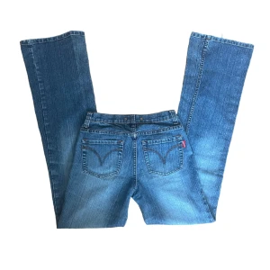 vintage jeans från gina - vintage jeans från gina. de är från nån gång under 2000-talet men knappt använda. påminner om levis jeans. passar på mig som bär s och är 167cm lång