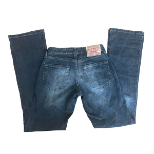 vintage levis jeans - svarta vintage levis jeans. de är bootcut och lågmidjade. skriv för frågor 