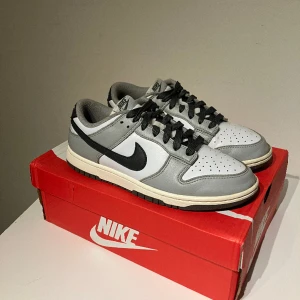 Nike Dunk low light smoke grey  - Säljer mina smoke grey’s nu då jag knappast använder dem längre sedan jag köpte dessa!  Köpta helt nya i augusti ifrån restocks.net Storlek 41 Negativt- det enda negativa är att det finns smått slitage på skorna (bild 3)  Pris går att diskutera!