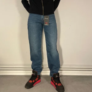 Levis jeans  - 23. Hej! Säljer nu dessa helt nya Levis jeans. Modellen är 184cm Nypris 1299