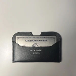 Acne Studios Korthållare - Säljer korthållare från Acne Studios. Den är nästan helt oanvänd i perfekt skick. Slutsåld på hemsidan och kostar 1200kr där.