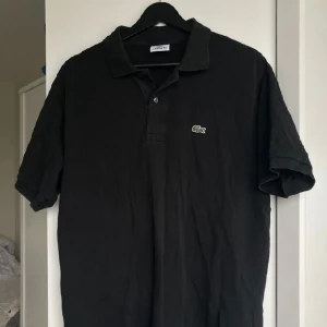 Pikétröja  - Pikétröja från Lacoste i nyskick!